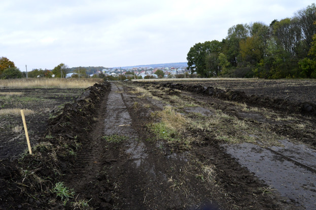poky-pryjshly-gromadski-aktyvisty-grejder-uzhe-sstyg-zayihaty-cherez-terytoriyi-lyzhe-rolernoyi-trasy-ta-progornuty-dorogu-shyrynoyu-blyzko-10-m