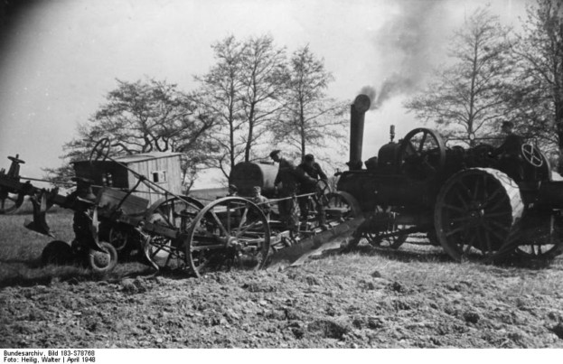 Illus-Heilig 26.4.48 Im Oderbruch wird gearbeitet. Aufnahmen von der Frühjahrsbestellung 1948 im Kreis Lebus. U.B.z.: Der Dampf singt in dem Kessel der Lokomobile. Ein Pfeifsignal - gleich wird sich der schwere Dampfpflug in Bewegung setzen. 1423-48