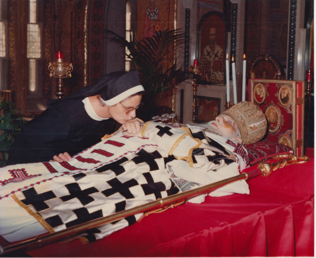 Сестра-монахиня Михаїла, прижиттєвий опікун Патріарха, прощається із своїм патроном