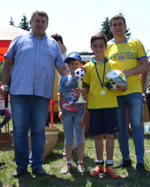 Голова міської організації партії «БПП «Солідарність» Віктор Шумада та керівник Федерації футболу Тернопільської області Тарас Юрик вручає нагороди кращій команді змагань