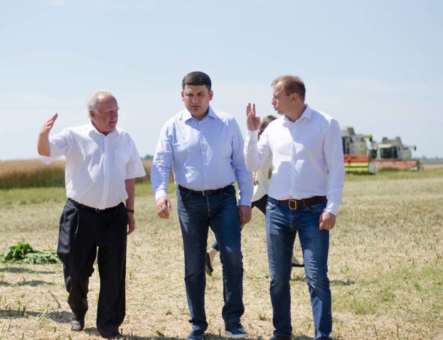 Антон Білик (зліва) показав Прем'єр-міністру Володимиру Гройсману поля ПАП «Іванівське»