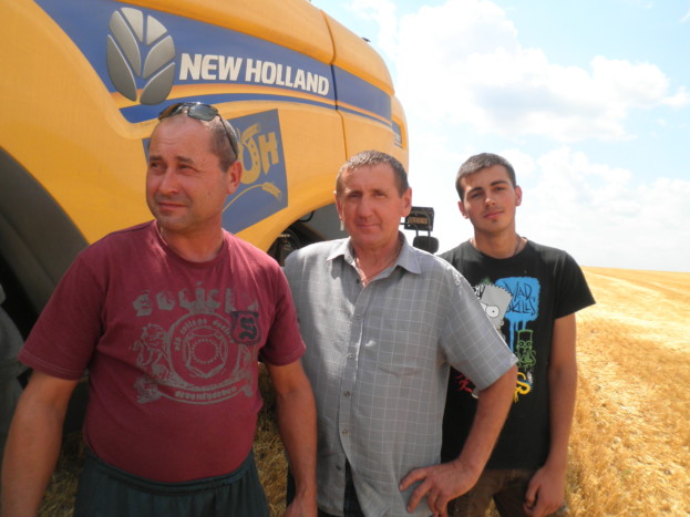 Спекотна пора в головного агронома Володимира Новосада, комбайнера Володимира Балабана та його помічника Юрія Оріховського, котрий уперше жнивує