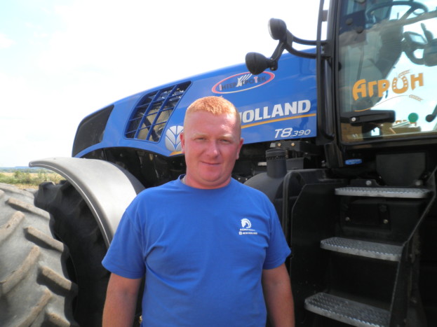 Готує площі під посів гречки механізатор «Агрону» Юрій Матушевський 