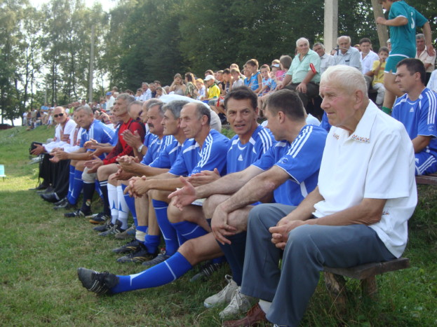 Хрестим батьком Романа Мацюпи у футболі став Іван Михайлович Потупа (справа)