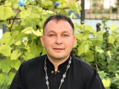 священник