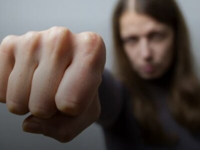 удар кулаком