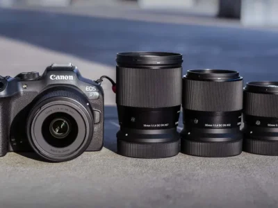 Камера Canon EOS R7 з фіксом Sigma 23mm f/1.4 DC DN і три об'єктиви Sigma 16mm, 30mm та 56mm f/1.4 DC DN під байонет RF поруч