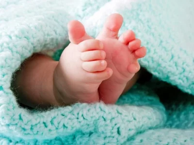 немовля в під'їзді