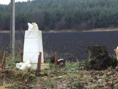 Цей хрест розтрощило старе дерево. А скільки їх ще нависають над нашими дорогами?..