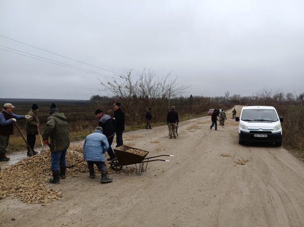 На Зборівщині селяни власноруч залатали дорогу (фото)