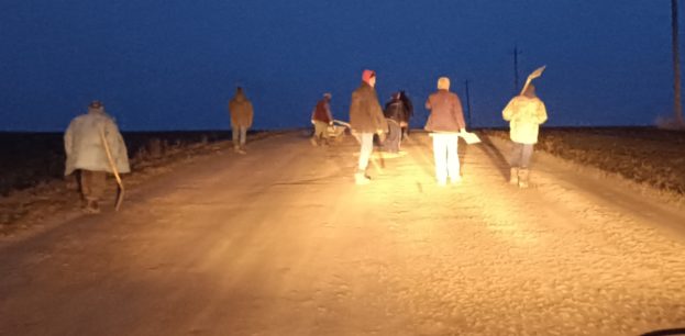 На Зборівщині селяни власноруч залатали дорогу (фото)