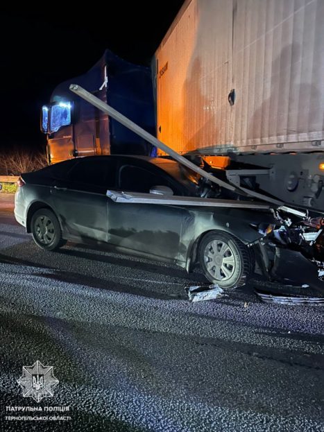 Зіткнулися фура та легківка: деталі ДТП на Тернопільщині (фото)
