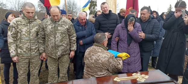 Мати загиблого Героя з Тернопільщині всі кошти зібрані на похороні передала на фронт