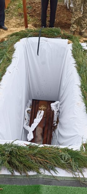 Мати загиблого Героя з Тернопільщині всі кошти зібрані на похороні передала на фронт