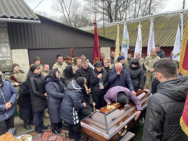 Мати загиблого Героя з Тернопільщині всі кошти зібрані на похороні передала на фронт