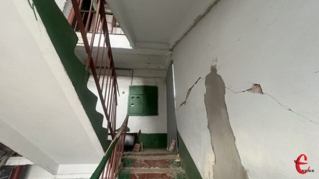 Вибух у будинку на Тернопільській: будівельники закривають пошкоджений під’їзд захисною конструкцією