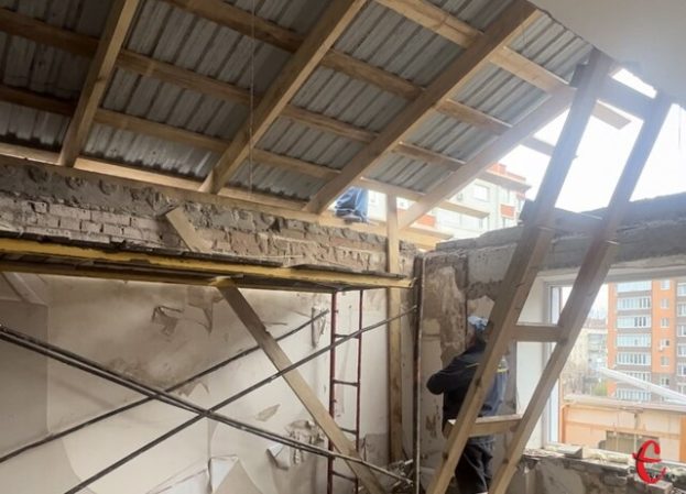 Вибух у будинку на Тернопільській: будівельники закривають пошкоджений під’їзд захисною конструкцією