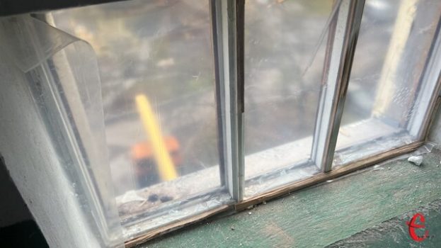 Вибух у будинку на Тернопільській: будівельники закривають пошкоджений під’їзд захисною конструкцією