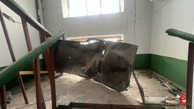 Вибух у будинку на Тернопільській: будівельники закривають пошкоджений під’їзд захисною конструкцією