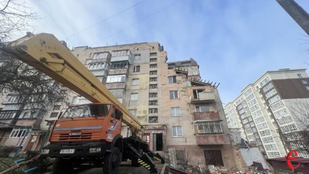 Вибух у будинку на Тернопільській: будівельники закривають пошкоджений під’їзд захисною конструкцією