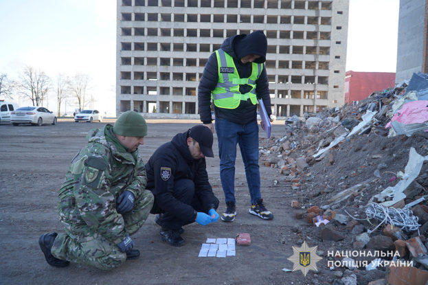 У Тернополі триває пошук безвісти зниклих: поліція, криміналісти та кінологи працюють серед сотень тонн завалів