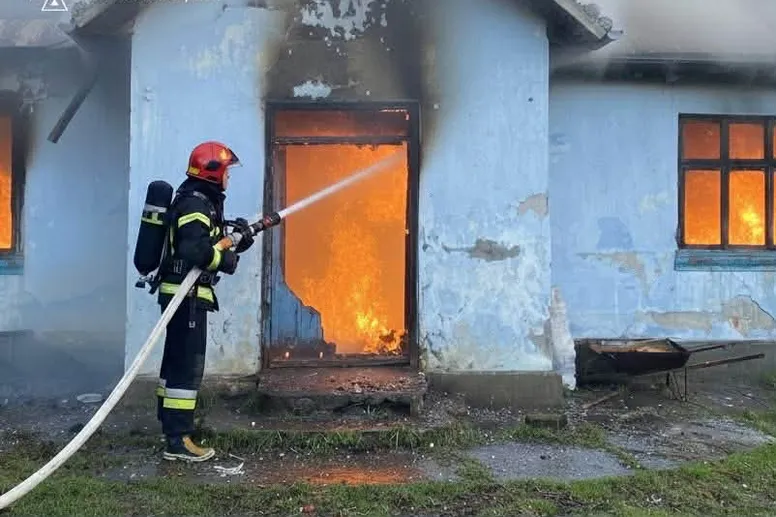 Воїн з Бережанщини подбав про вікна сусідові-погорільцеві