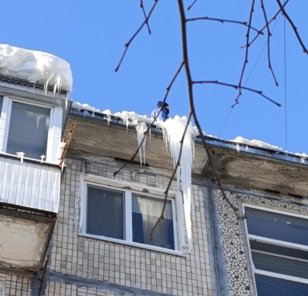 У Тернополі альпініст збив велетенську бурульку, яка стала «героїнею» соцмереж