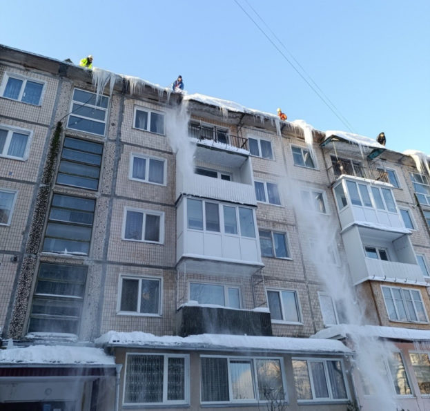 У Тернополі альпініст збив велетенську бурульку, яка стала «героїнею» соцмереж