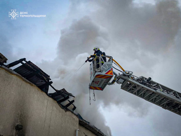 У Чорткові сталася масштабна пожежа на складі будматеріалів (фото)