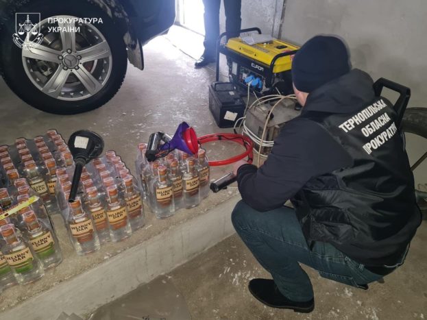 У селі Петриків працювала підпільна фабрика з виготовлення горілчаних виробів