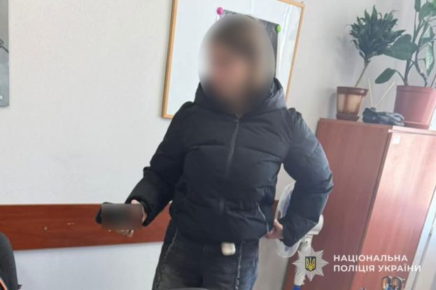 Жителька Зборова у підїзді залишила новонароджену дитину