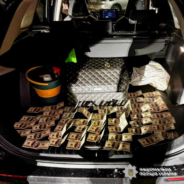 Юрисконсульт з Тернополя за $15 тис організовував переправлення чоловіків за кордон