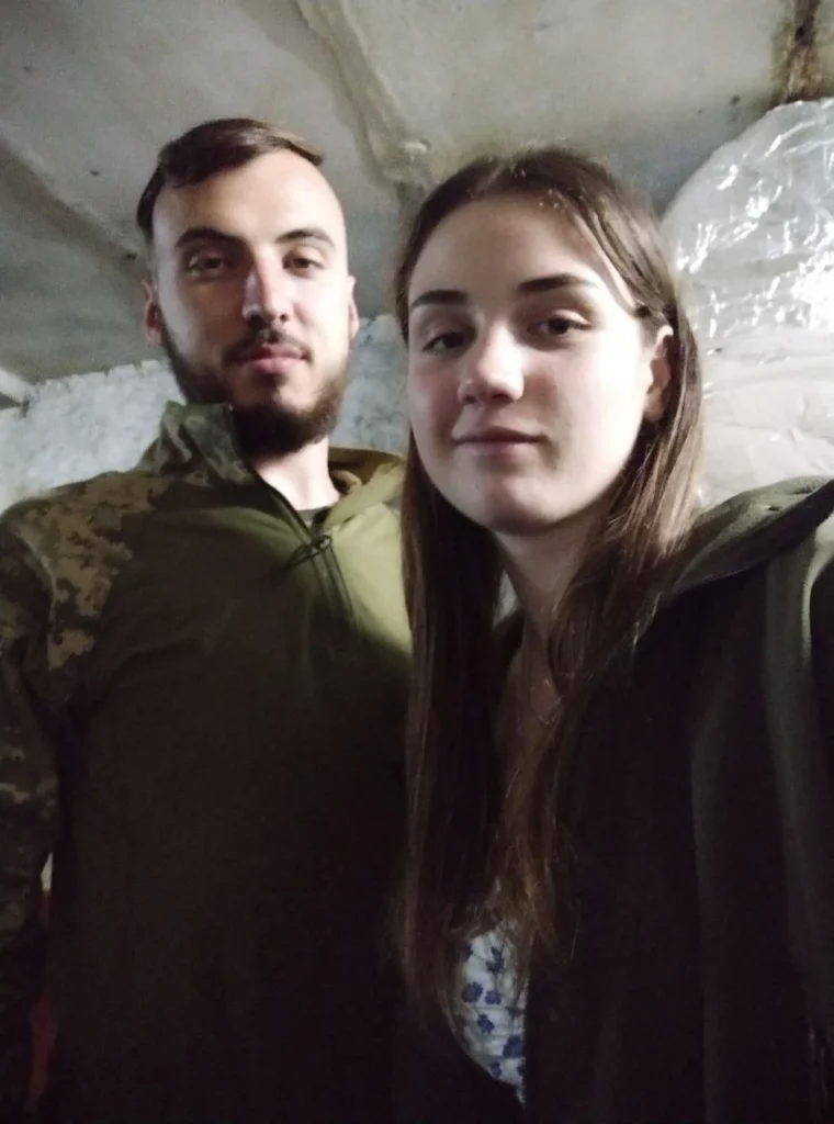 “Він навчив мене кохати, але як жити без нього — не навчив”: історія Каріни з Буковини, чий наречений загинув на Курщині