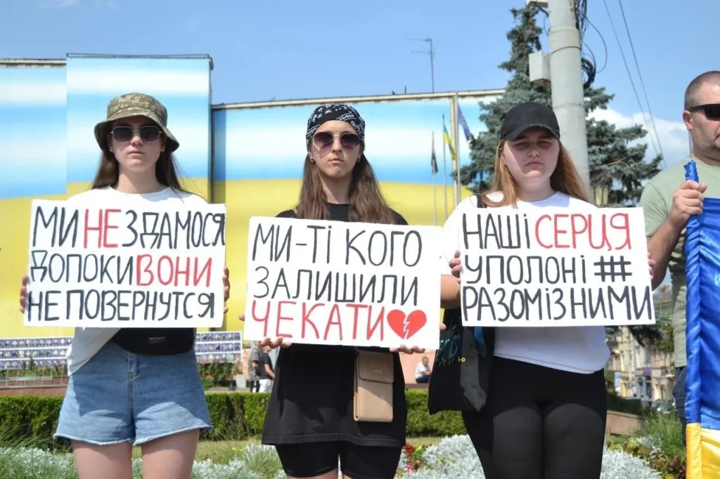 “Він навчив мене кохати, але як жити без нього — не навчив”: історія Каріни з Буковини, чий наречений загинув на Курщині