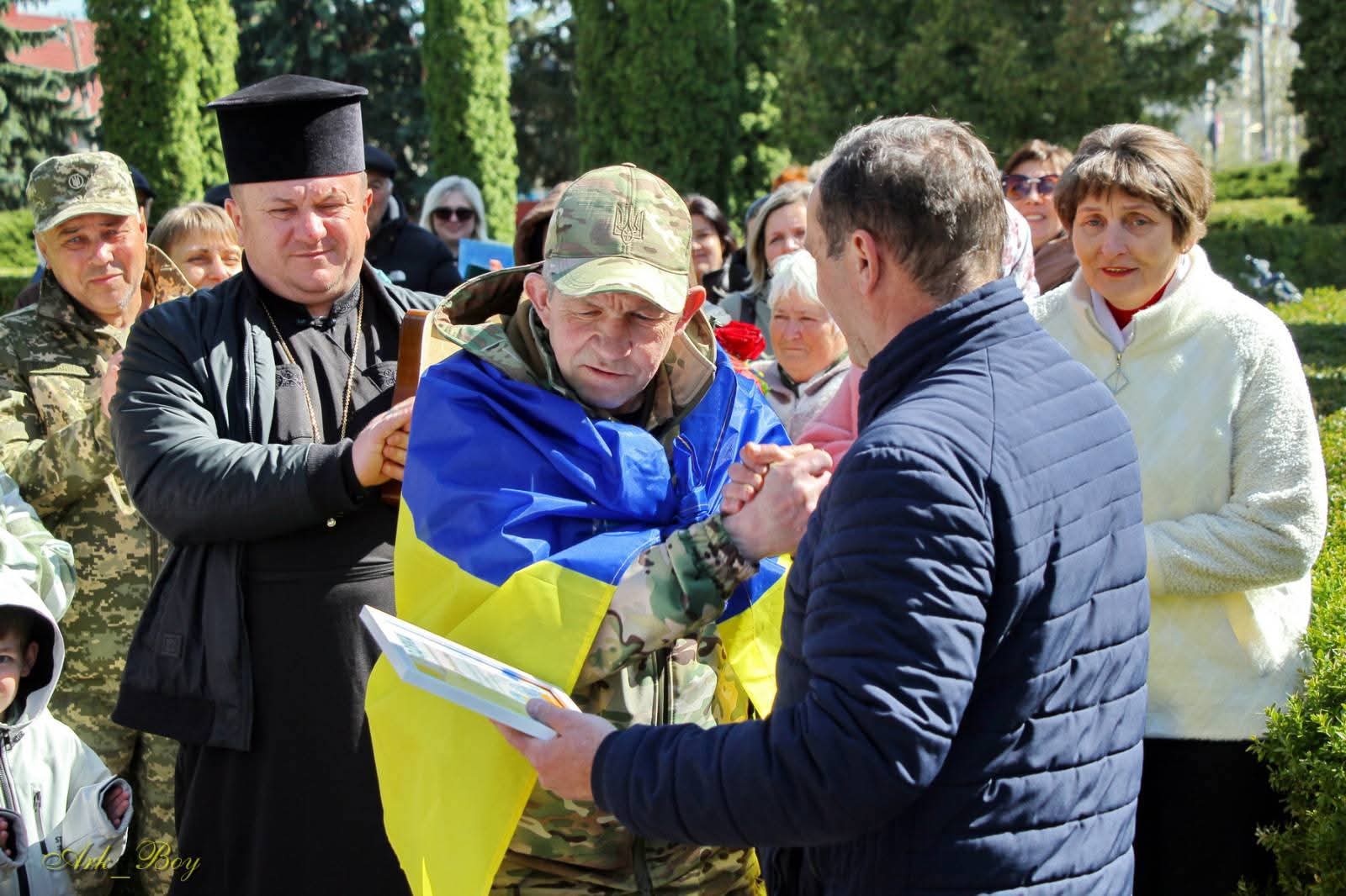 Він повернувся: з Алеї надії у Шумську зняли ще один портрет