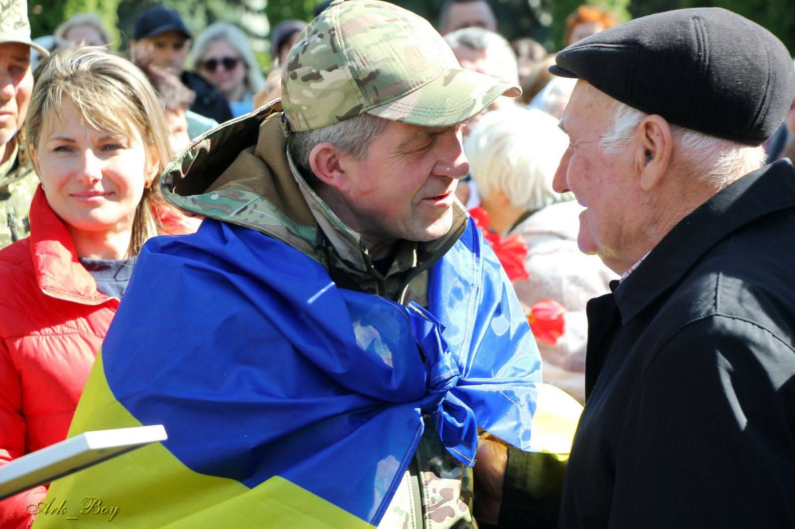 Він повернувся: з Алеї надії у Шумську зняли ще один портрет