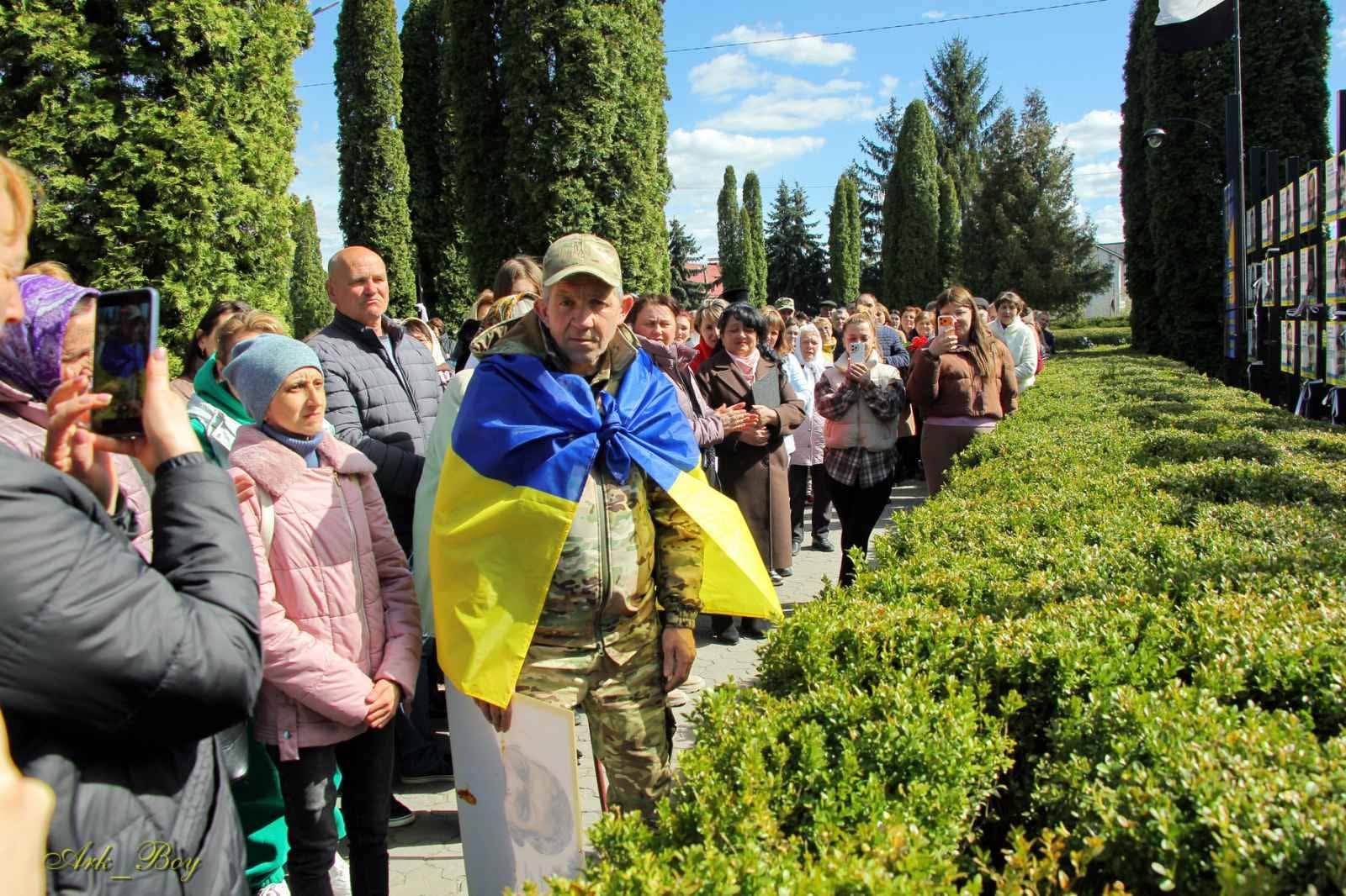 Він повернувся: з Алеї надії у Шумську зняли ще один портрет