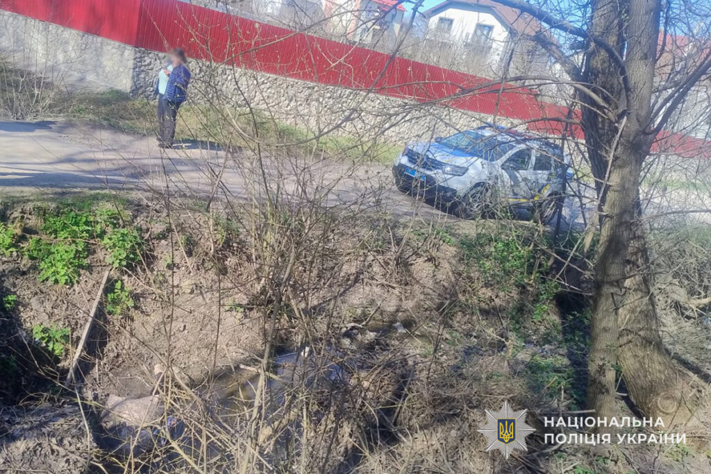 Трагедія біля Тернополя: впала у водостічний канал та захлиснулася літня жінка