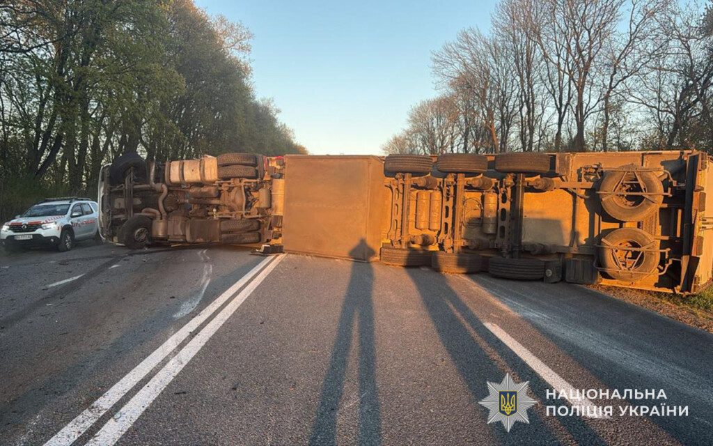 На Зборівщині перекинулася фура з водієм із Кривого Рогу