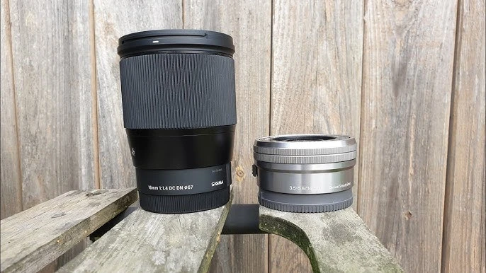 Порівняння розмірів світлосильного фікса Sigma 16mm f/1.4 DC DN і компактного китового зума Sony 16-50mm f/3.5-5.6 на дерев'яній лаві