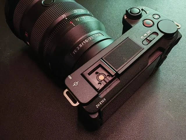Верхня панель Sony ZV-E10 II із маркуванням моделі на корпусі та встановленим повнокадровим зумом FE 16-35mm f/2.8 GM