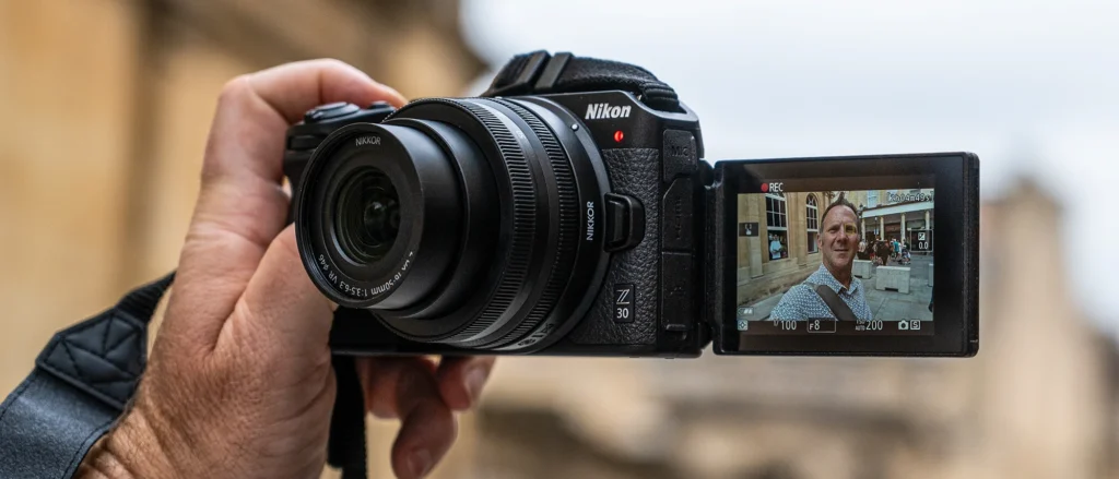 Nikon Z30 у режимі запису відео, на відкинутому екрані індикатор REC і залишок 2 години 4 хвилини