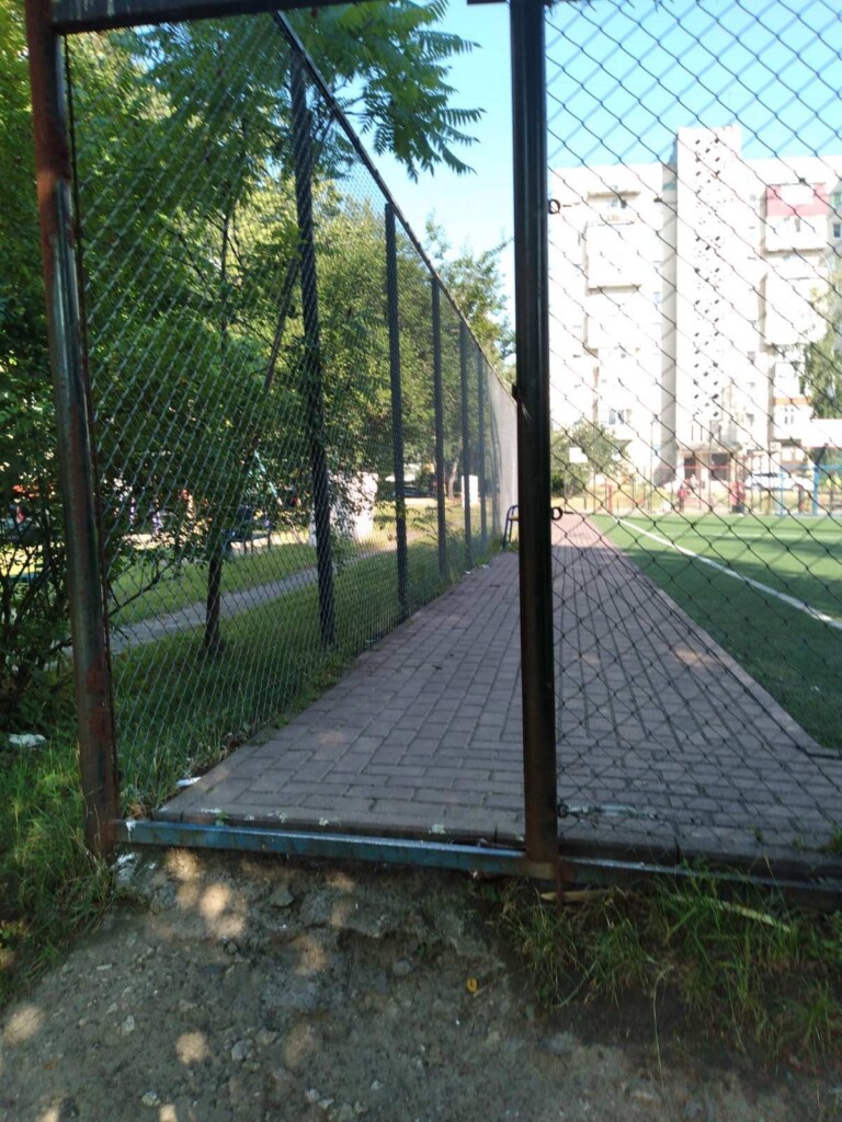 У Тернополі зі спортивного майданчика викрали… вхідні двері