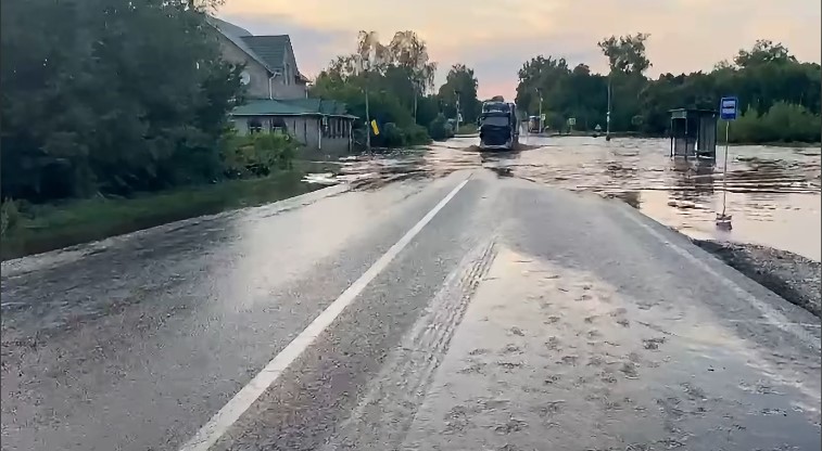 Велика вода на Тернопільщині перекрила дорогу міжнародного значення