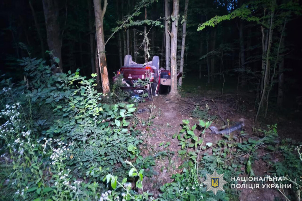 П’яна ДТП на Гусятинщині: Range Rover перекинувся, троє молодих людей постраждали