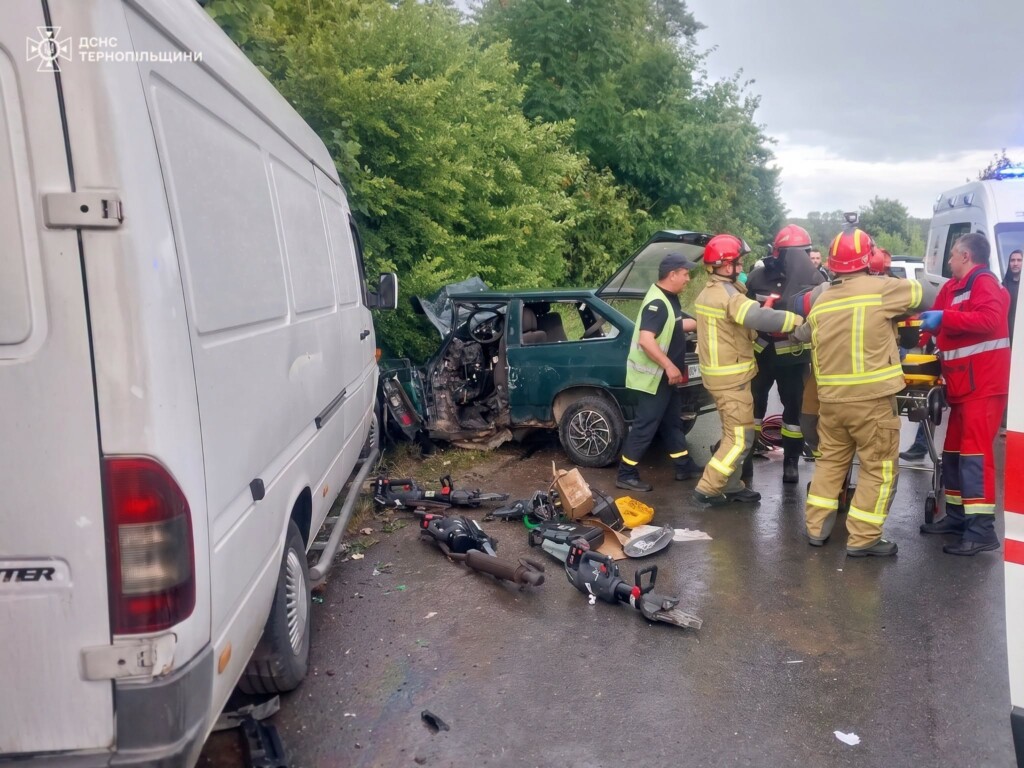Смертельна ДТП поблизу Тернополя: зіткнулися Mercedes Sprinter і ВАЗ