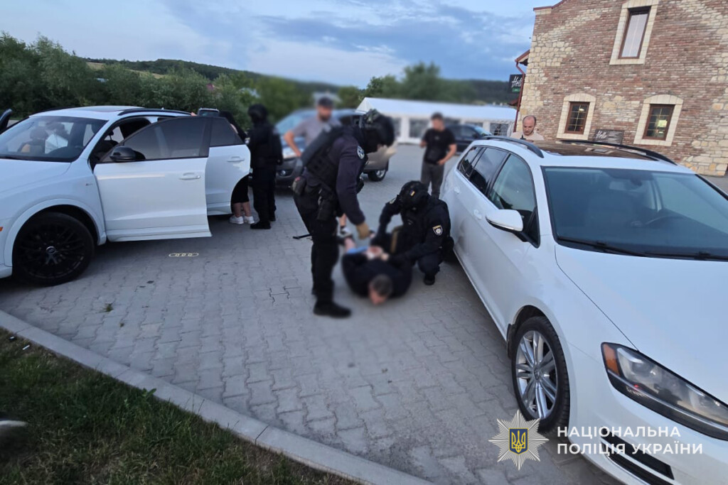 За 9 тисяч доларів обіцяли незаконний виїзд за кордон: у Бережанах викрили двох спільників