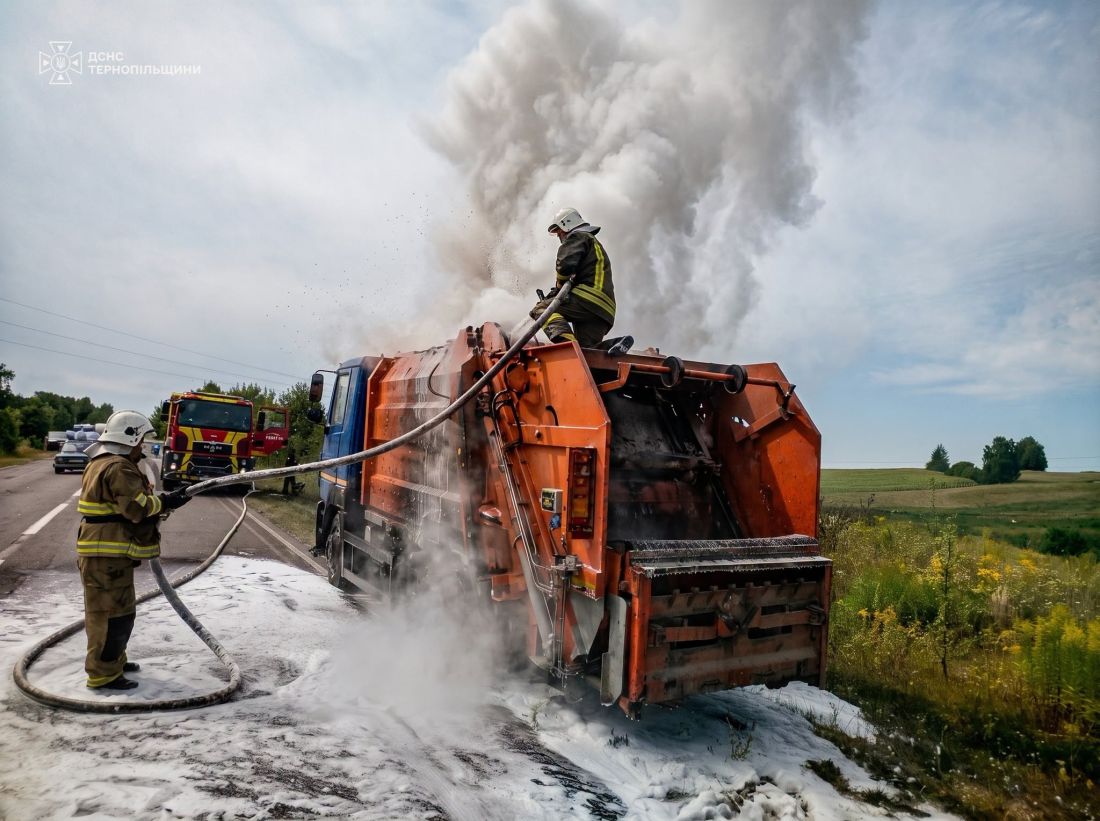 У Почаївській громаді горів сміттєвоз (фото)
