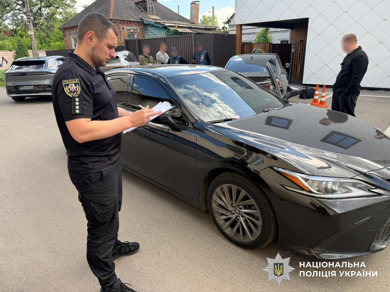 Поліцейські вручили підозри чотирьом членам злочинної організації, яка ошукала громадян Латвії на понад 5,5 млн грн