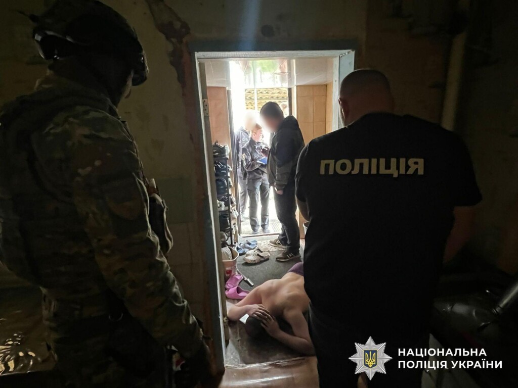 Поліцейські вручили підозри чотирьом членам злочинної організації, яка ошукала громадян Латвії на понад 5,5 млн грн